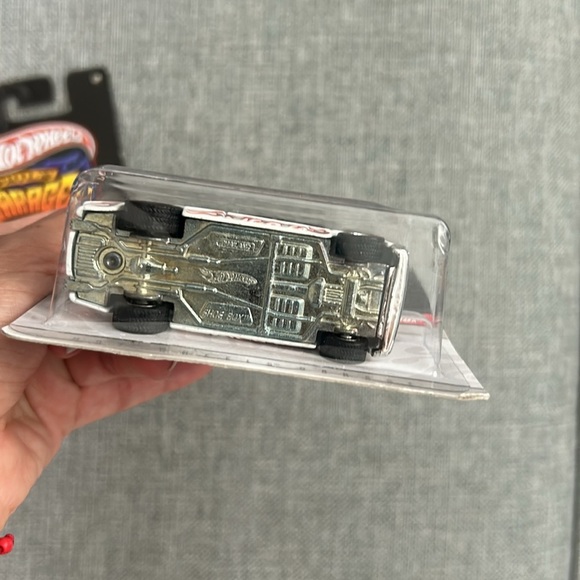 2009 Hot wheels bundle three includes two Wayne’s Garage and one Phil’s Garage - Picture 9 of 10